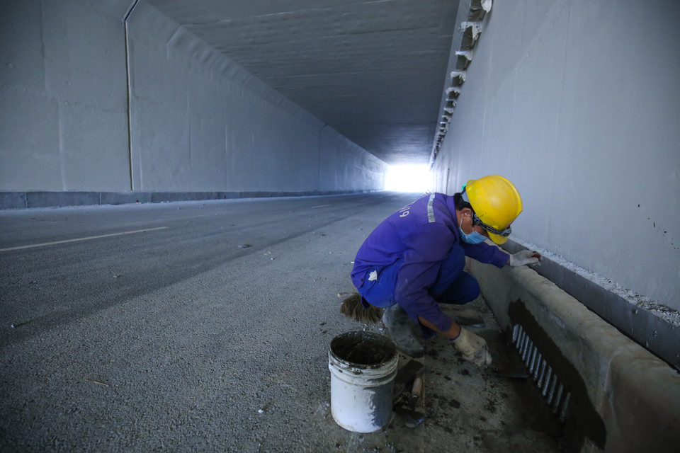 Hệ thống rãnh thoát nước đang được hoàn thiện. Khi nước dâng cao, mỗi hầm đều có trạm bơm ra bể chứa và tự động chảy vào hệ thống thoát nước. (Ảnh: Minh Sơn/Vietnam+)