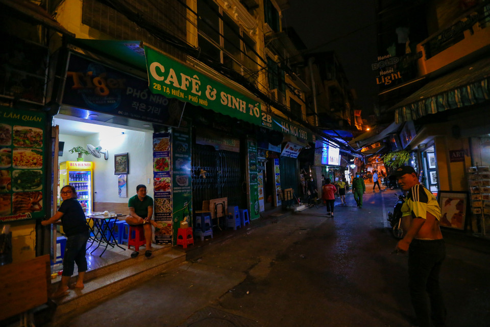 Phố Tạ Hiện vốn nổi tiếng với các hàng quán ăn uống cũng như các bar, pub cho khách nước ngoài, chính vì thế nơi đây tiềm ẩn nguy cơ lây nhiễm rất cao. (Ảnh: Minh Sơn/Vietnam+)