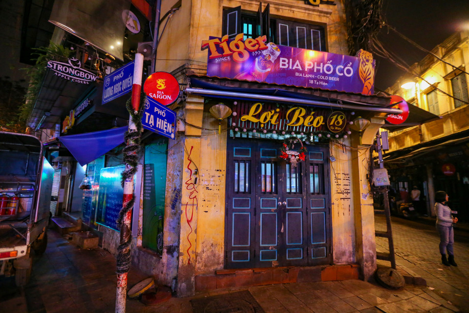 Ngay trong tối cuối tuần 14/3, hàng loạt cửa hàng trên các tuyến phố Tạ Hiện, Lương Ngọc Quyến, Mã Mây,... đã chủ động dọn hàng đóng cửa không đón khách. (Ảnh: Minh Sơn/Vietnam+)