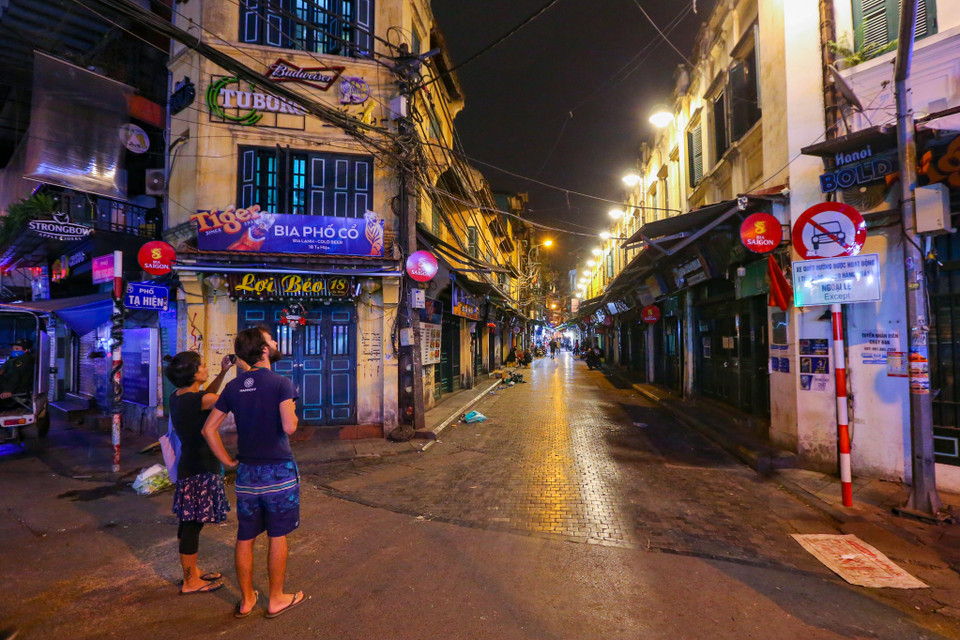 Trước diễn biến của COVID-19, Chủ tịch Uỷ ban Nhân dân thành phố Hà Nội đã yêu cầu tạm dừng hoạt động của các quán bar, karaoke, điểm di tích, lịch sử đến hết tháng 3. Các quán bar trên phố cổ đồng loạt đóng cửa khiến nhiều du khách, đặc biệt khách nước ngoài bất ngờ. (Ảnh: Minh Sơn/Vietnam+)