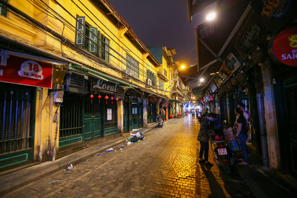 Ghi nhận tại thời điểm 20 giờ tối thứ Bảy ngày 14/3, con phố "Tây" Tạ Hiện vẫn đông đúc mỗi cuối tuần trở nên vắng vẻ. (Ảnh: Minh Sơn/Vietnam+)