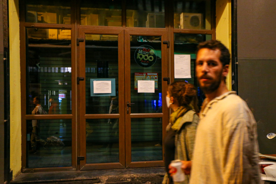 Một quán bar nổi tiếng trên phố Tạ Hiện cũng phải treo biển tạm ngừng hoạt động trong những ngày dịch bệnh COVID-19 diễn biến phức tạp. (Ảnh: Minh Sơn/Vietnam+)