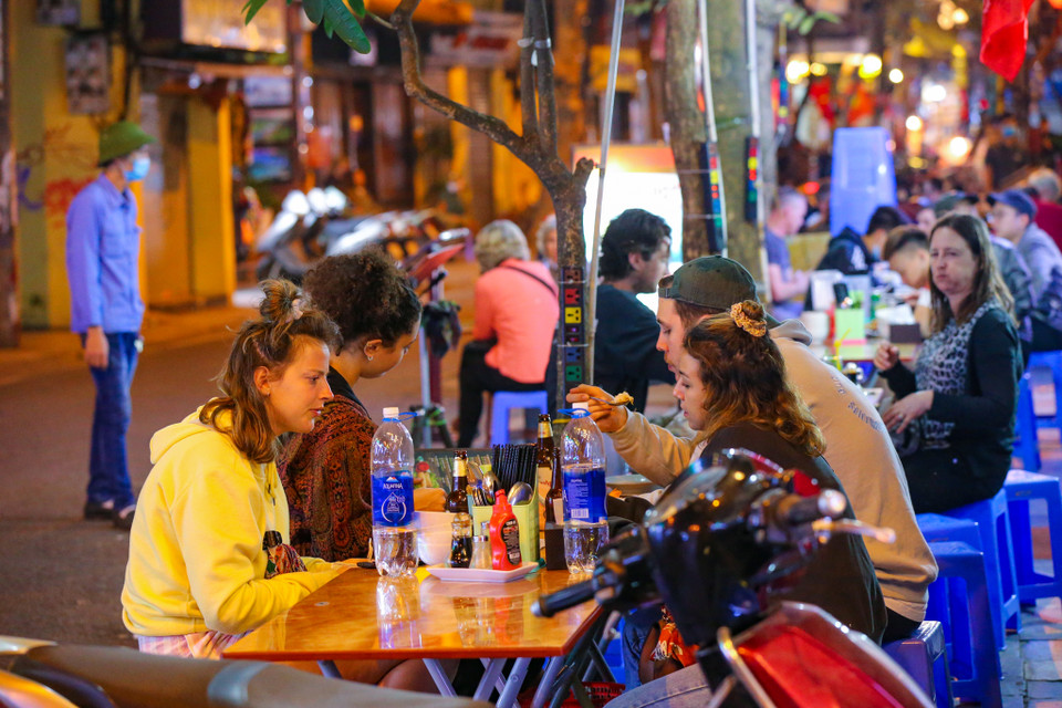 Trên phố Mã Mây, lượng du khách đổ về đây cuối tuần vẫn đều đặn nhưng không đông như kỳ vọng. (Ảnh: Minh Sơn/Vietnam+)