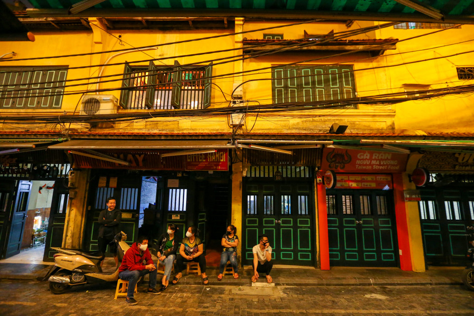 Các chủ cửa hàng đều chung một tâm trạng lo lắng không biết dịch bệnh bao giờ mới kết thúc. (Ảnh: Minh Sơn/Vietnam+)