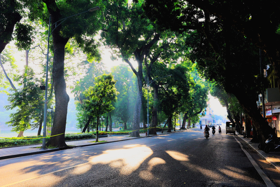 Nắng Thu Hà Nội vẫn luôn được trông ngóng, yêu thương dù ở vào hoàn cảnh nào. (Ảnh: Minh Sơn/Vietnam+)