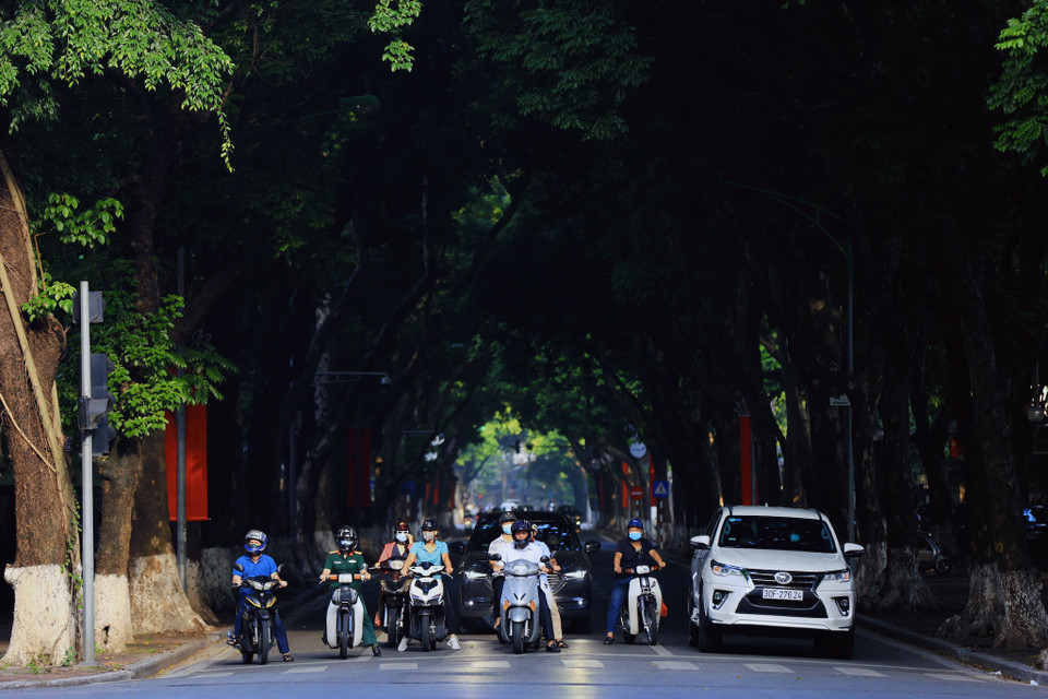 Điều đặc biệt của năm nay là mùa Thu ghé ngang đúng dịp Thủ đô đang trong thời gian giãn cách xã hội. (Ảnh: Minh Sơn/Vietnam+)