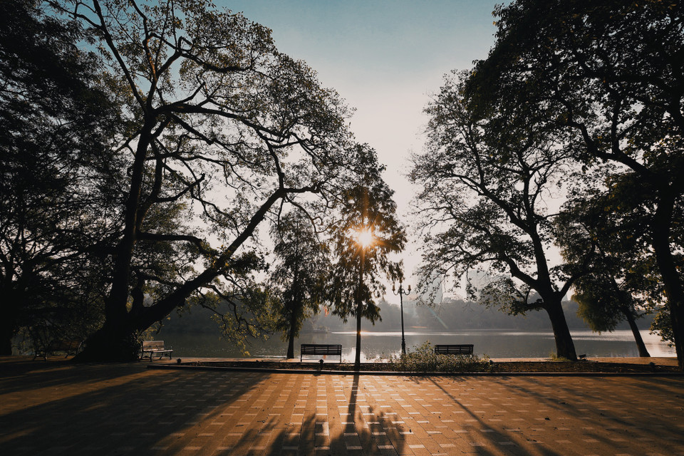 Mọi người vẫn thường nói với nhau, Hà Nội vào Thu mà không ra ngoài dạo phố chính là phụ lòng đất trời. Tuy nhiên, vì Thủ đô vẫn còn giãn cách xã hội nên những con phố vắng bóng người qua. (Ảnh: Minh Sơn/Vietnam+)