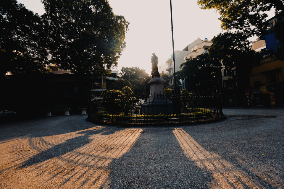 Không chỉ cảnh vật, khí trời mát lành của mùa thu còn khiến con người ai cũng bỗng trở nên dịu dàng, ngọt ngào hơn. (Ảnh: Minh Sơn/Vietnam+)