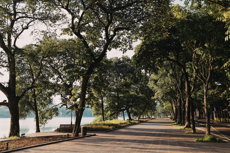 Vỉa hè ở Hồ Gươm thời điểm 7 giờ sáng hoàn toàn không một bóng người. (Ảnh: Minh Sơn/Vietnam+)