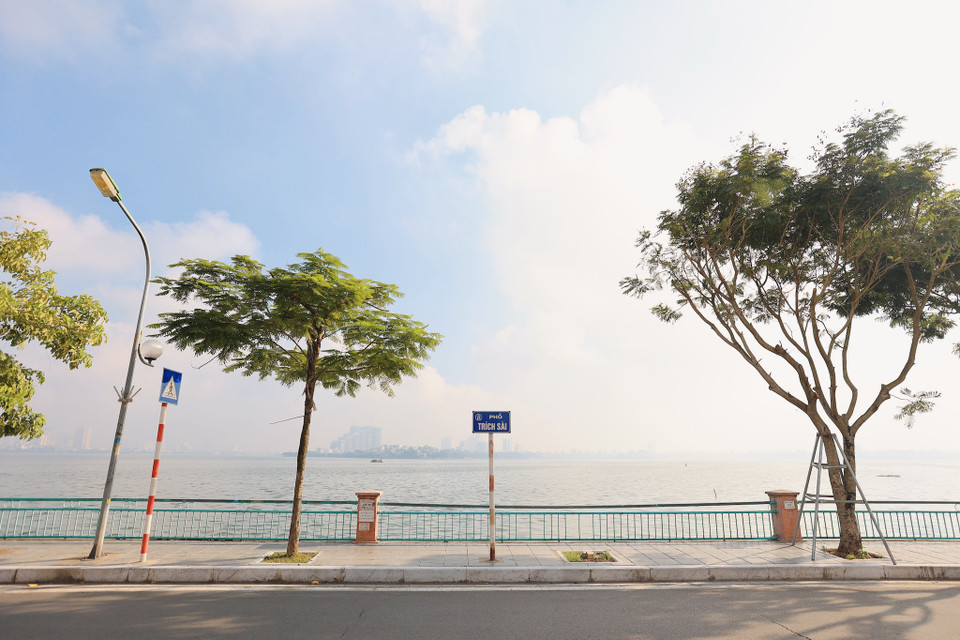 Những ngày giao mùa ngắn ngủi ai cũng muốn tận hưởng hết cái không khí lãng mạn đặc trưng mà mùa thu mang lại. (Ảnh: Minh Sơn/Vietnam+)