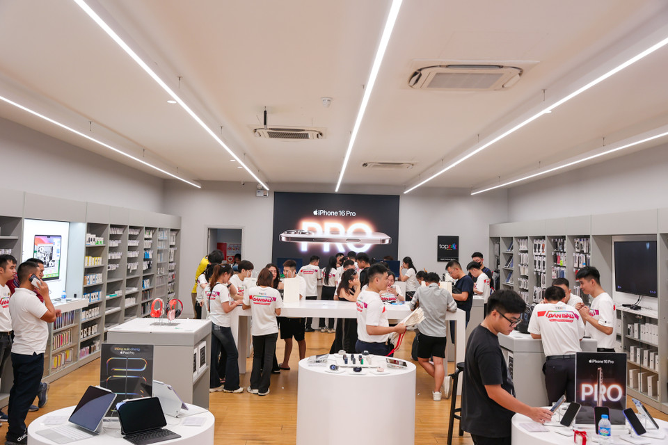 Đúng 0 giờ 1 phút ngày 27/9, TopZone cũng tiến hành giao máy trực tiếp cho 3.000 khách hàng cọc đầu tiên ở hai cửa hàng TopZone APR tại Thành phố Hồ Chí Minh và Hà Nội cùng các cửa cửa hàng khác trên toàn quốc. (Ảnh: Minh Sơn/Vietnam+)