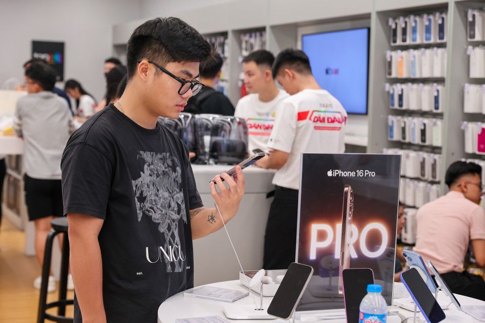 Dự kiến sẽ có hơn 20.000 máy được giao trong ngày đầu tiên và 10.000 máy sẽ tiếp tục được giao cho khách hàng cả nước trong những ngày tiếp theo. (Ảnh: Minh Sơn/Vietnam+)