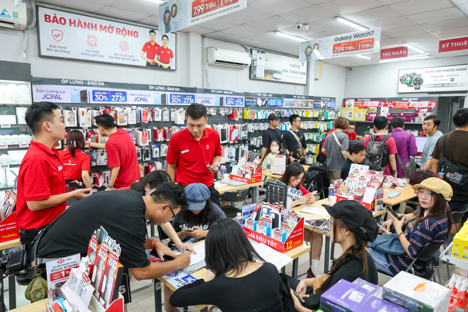 Tính đến hết ngày 26/9, hệ thống ghi nhận gần 30.000 khách hàng quan tâm và 10.000 khách hàng đặt trước thành công iPhone 16 Series, tăng gần 70% so với thế hệ trước. Đại diện CellphoneS cho biết thiết bị cao cấp nhất iPhone 16 Pro Max chiếm gần 60% tổng số lượng đặt hàng tại CellphoneS. Điều đặc biệt là tỷ lệ này đang được cải thiện tốt hơn so với năm ngoái, khi Pro Max chiếm gần 70% số lượng cọc vào năm 2023. (Ảnh: Minh Sơn/Vietnam+)