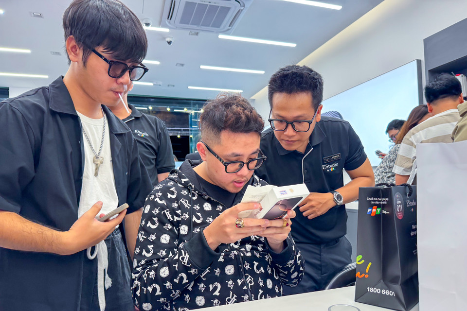 Đại diện FPT Shop cho biết chỉ sau chưa đầy 7 ngày triển khai, hệ thống đã thu hút gần 50.000 đơn nhận thông tin và đặt trước iPhone 16 Series. Trong đó, phiên bản iPhone 16 Pro Max đứng đầu bảng xếp hạng khi chiếm đến 70% tỷ lệ đơn đặt. Đặc biệt, phiên bản màu Titan Sa Mạc thể hiện sức hút mạnh mẽ khi được đông đảo người hâm mộ Táo khuyết chọn lựa. (Ảnh: Minh Sơn/Vietnam+)