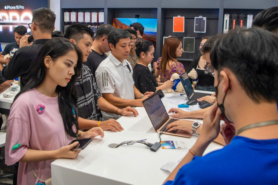 Tính đến chiều 26/9, nhiều đại lý ủy quyền chính thức của Apple tại Việt Nam cho biết đã có đến hàng chục nghìn chiếc iPhone 16 được đặt cọc trước và sẽ thanh toán khi nhận hàng từ 0 giờ ngày 27/9. (Ảnh: Minh Sơn/Vietnam+)