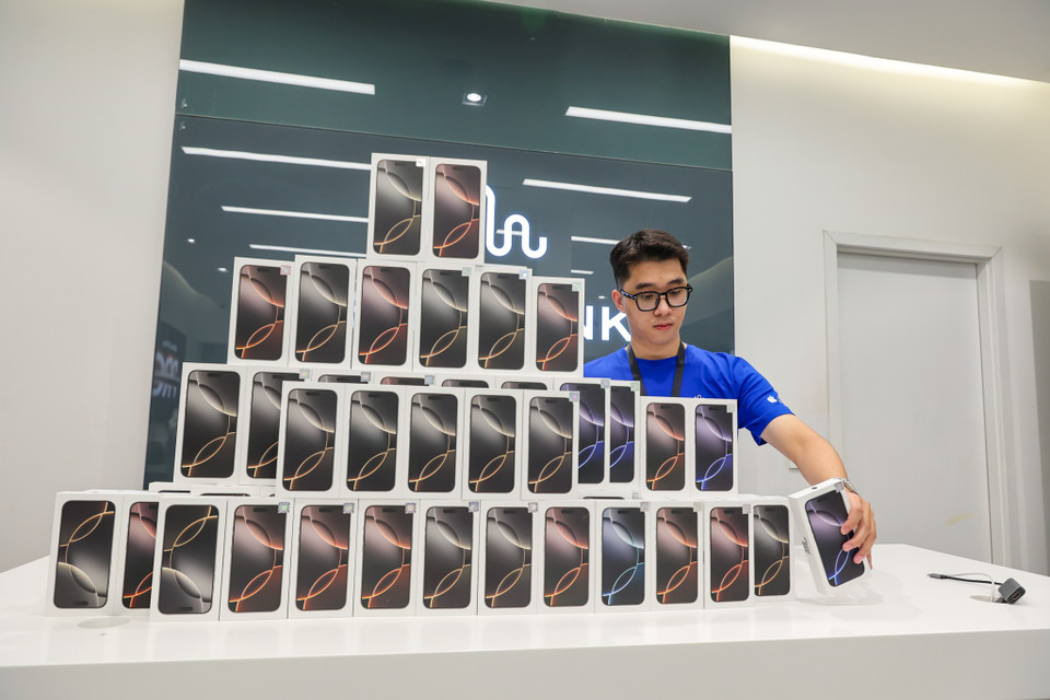 Đúng 0 giờ ngày 27/9, hàng loạt các chuỗi cửa hàng phân phối Apple chính hãng tại Việt Nam đã chính thức giao hàng chục ngàn chiếc iPhone 16 Series cho khách. (Ảnh: Minh Sơn/Vietnam+)
