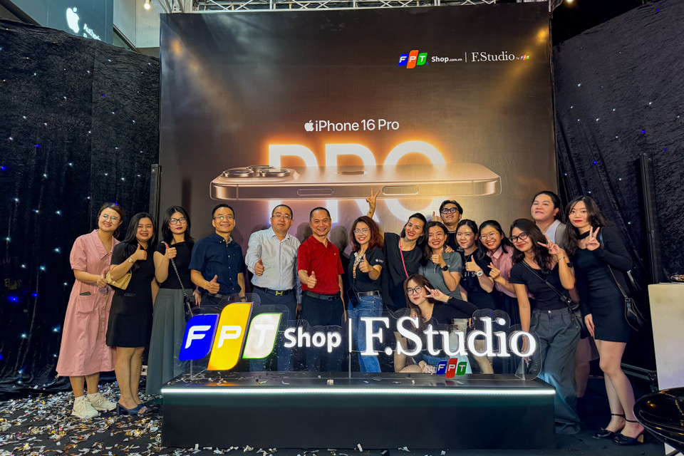 Trong khi đó, FPT Shop và F.Studio by FPT cũng chính thức “lên kệ” iPhone 16 Series chính hãng (mã VN/A) trên toàn quốc. Ngay trong đêm đầu mở bán, hệ thống đã giao gần 1.000 đơn đặt trước đến tay khách hàng và dự kiến giao gần 20.000 đơn trong 3 ngày mở bán. (Ảnh: Minh Sơn/Vietnam+)