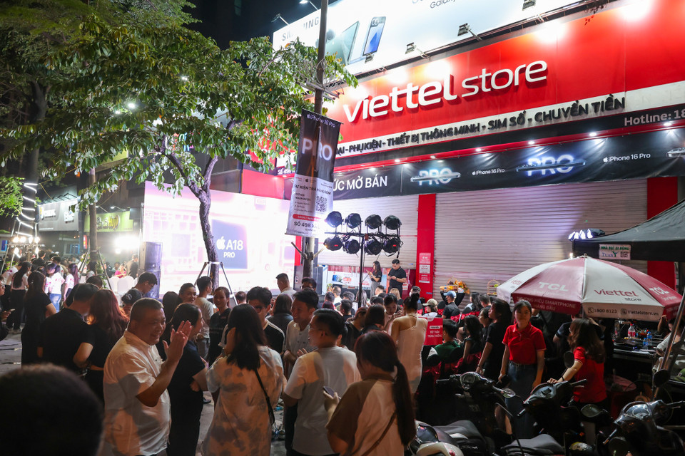 Theo ông Nguyễn Minh Khuê - Đại diện hệ thống Viettel Store, Viettel Store đã tổ chức trả hàng đêm tại 6 tỉnh thành phố như Hà Nội, Thành phố Hồ Chí Minh, Hải Phòng, Đà Nẵng, Vĩnh Phúc, Nghệ An và chính thức mở bán trên toàn quốc kể từ sau 0 giờ ngày 27/9. Hệ thống này dự kiến trong ngày đầu tiên sẽ trả thành công 16.000 máy cho các khách hàng đặt trước. (Ảnh: Minh Sơn/Vietnam+)