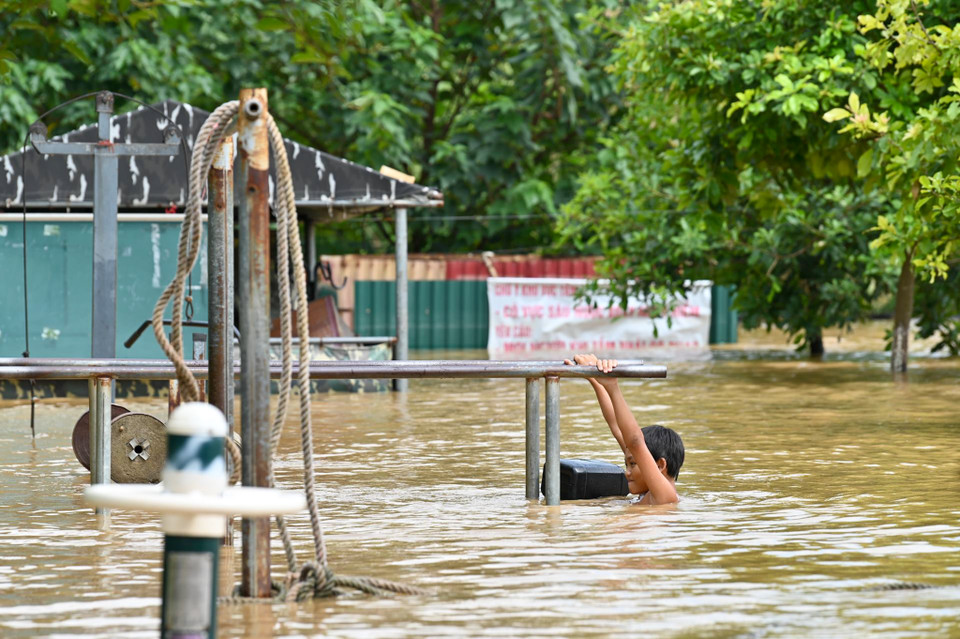 Người dân tập thể dục trong làn nước đục ngầu. (Ảnh: PV/Vietnam+)