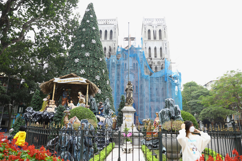 Nhà thờ Lớn là một trong những nhà thờ cổ kính nhất Thủ đô. Phía sân trước của Nhà thờ Lớn Hà Nội bắt đầu được trang hoàng lộng lẫy. (Ảnh: Hoài Nam/Vietnam+)