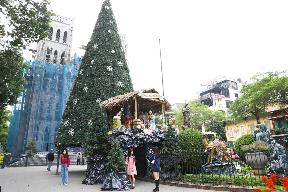 Trải qua 135 năm, Nhà thờ Lớn vẫn là một công trình kiến trúc độc đáo thu hút du khách tham quan, đặc biệt là vào dịp lễ Noel. Đây cũng là nơi thường xuyên diễn ra những hoạt động tín ngưỡng của các giáo dân thuộc Tổng giáo phận Hà Nội. (Ảnh: Hoài Nam/Vietnam+)