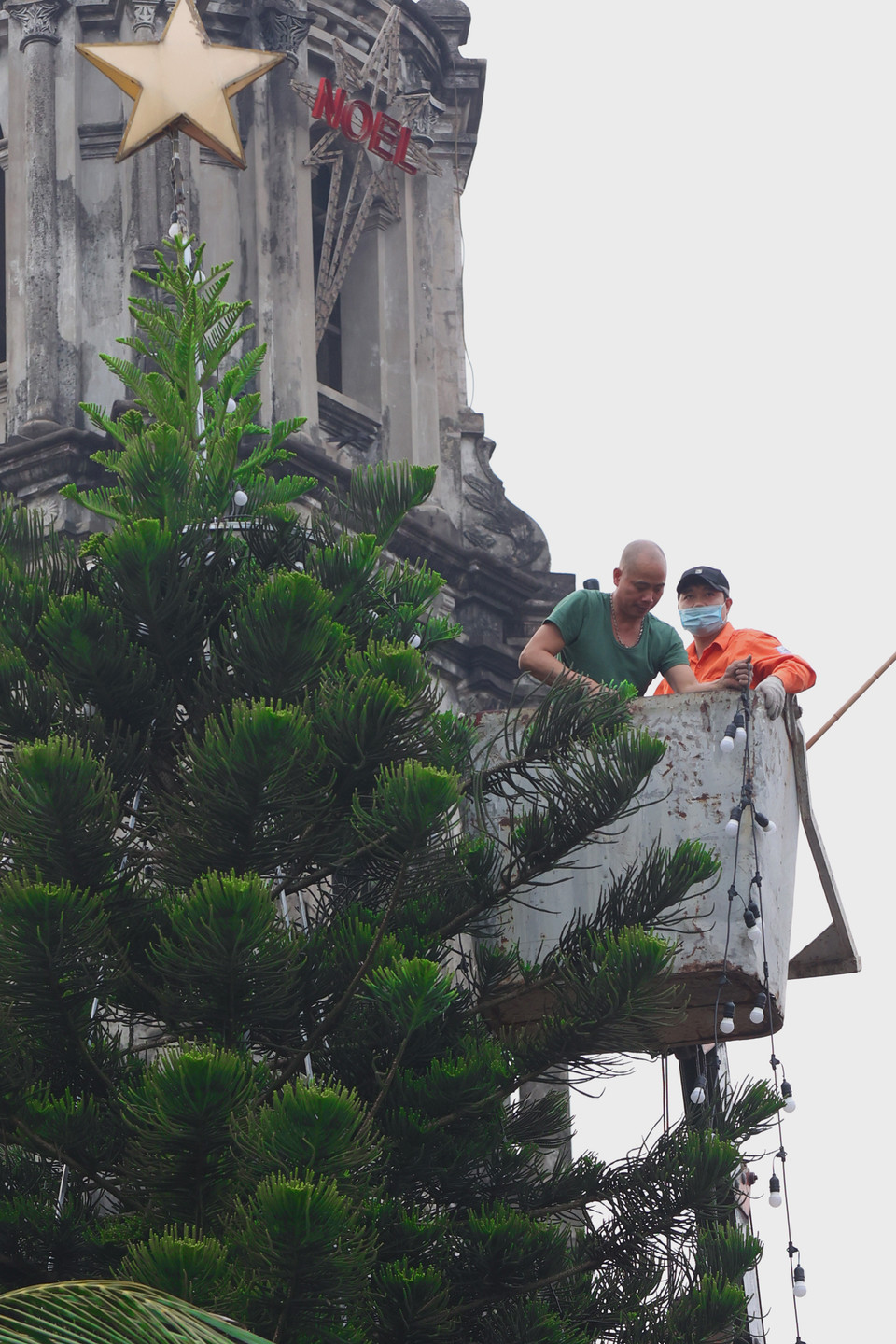 Trên cùng của cây Noel là ngôi sao, kèm với đó là hàng trăm bóng đèn được treo dọc theo tán lá. (Ảnh: Hoài Nam/Vietnam+)