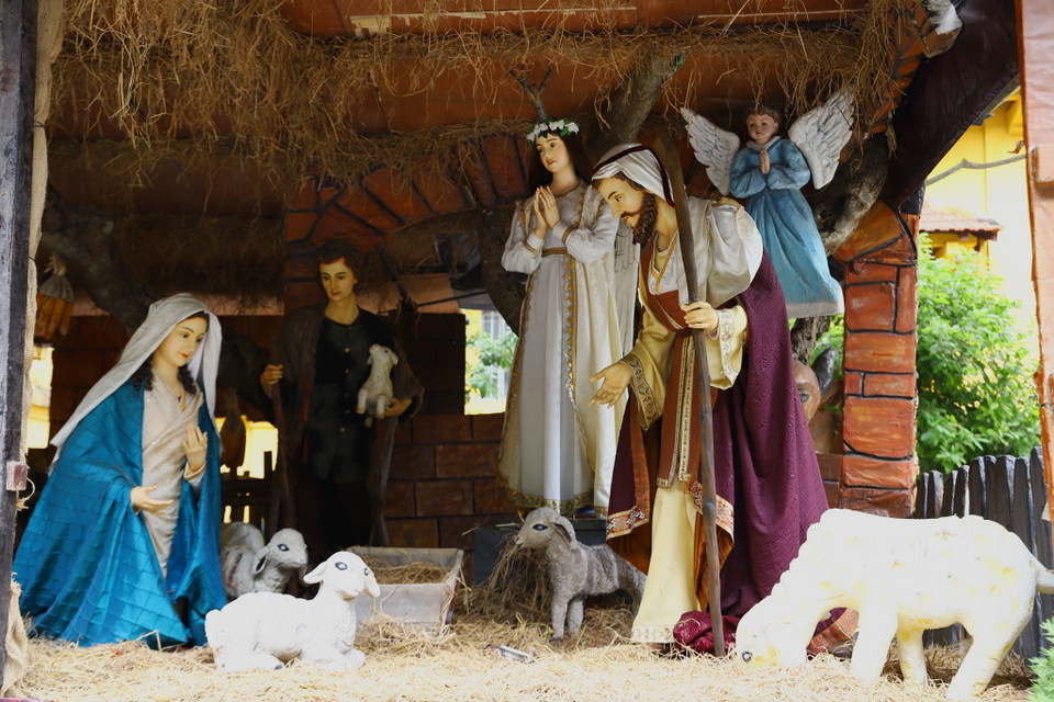 Trong khuôn viên nhà thờ trang trí tiểu cảnh Chúa Jesus ra đời cầu kỳ, chân thực tạo cảm giác bình yên cho du khách khi bước chân vào nhà thờ. Du khách có thể quan sát dễ dàng từ mặt đường Phan Đình Phùng. (Ảnh: Hoài Nam/Vietnam+)
