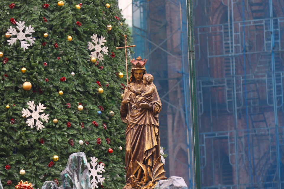 Tượng Đức Mẹ vẫn được giữ nguyên trong khi phần mặt tiền của nhà thờ đang được công nhân tu bổ, bóc hết lớp sơn cũ đã phai màu theo thời gian. (Ảnh: Hoài Nam/Vietnam+)