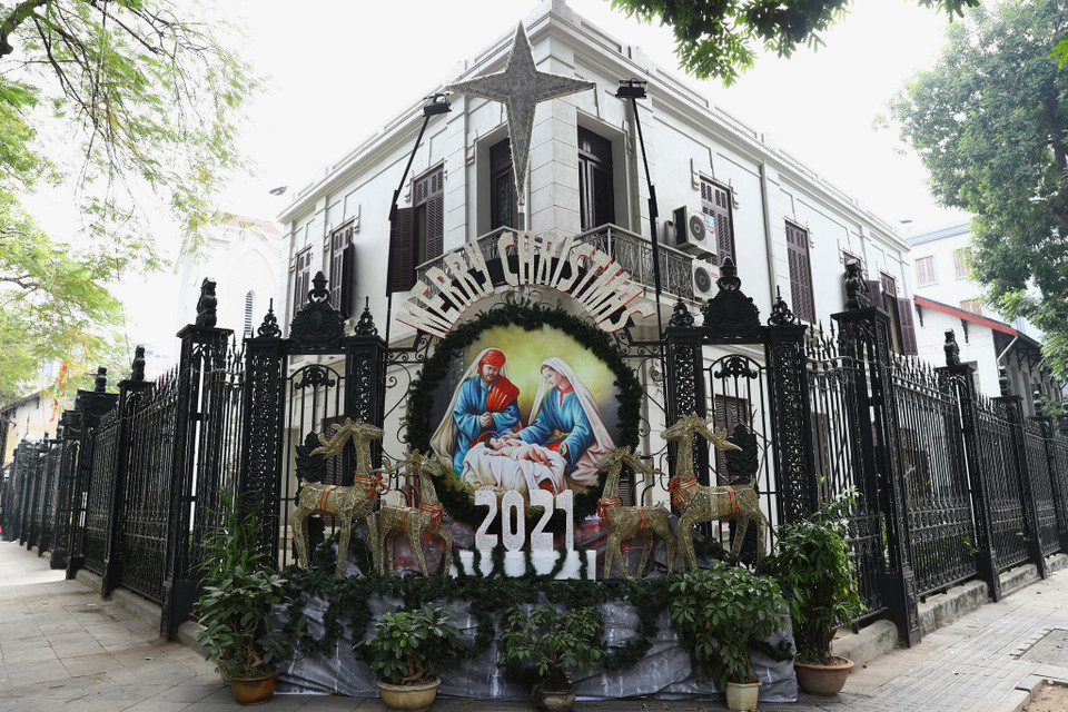 Năm nay do tình hình dịch bệnh phức tạp, không khí Noel cũng bớt phần huyên náo hơn so với mọi năm. Các giáo dân được khuyến cáo theo dõi các buổi lễ trực tuyến qua các nền tảng mạng xã hội. (Ảnh: Hoài Nam/Vietnam+)
