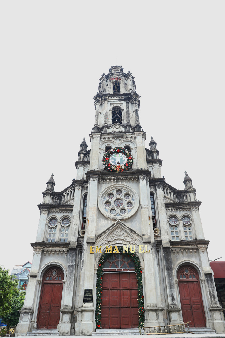 Giáng sinh năm nay nhà thờ chỉ tổ chức lễ trong Thánh Đường, giáo dân phải được tiêm 2 mũi vaccine ngừa COVID-19 và quét mã QR code mới được tham gia. Nhà thờ cũng sẽ không tổ chức tiết mục hoan ca như mọi năm. (Ảnh: Hoài Nam/Vietnam+)