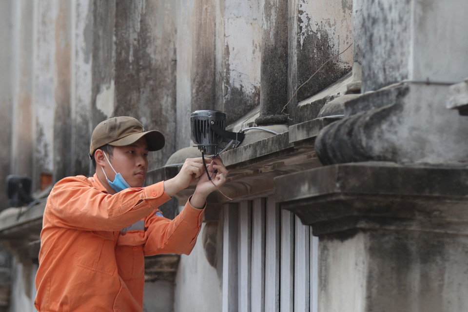 Mỗi nhà thờ đều có sự chuẩn bị rất tỷ mỷ và kỹ lưỡng, các hệ thống đèn phía xung quanh nhà thờ cũng được chăm chút, tu sửa. (Ảnh: Hoài Nam/Vietnam+)