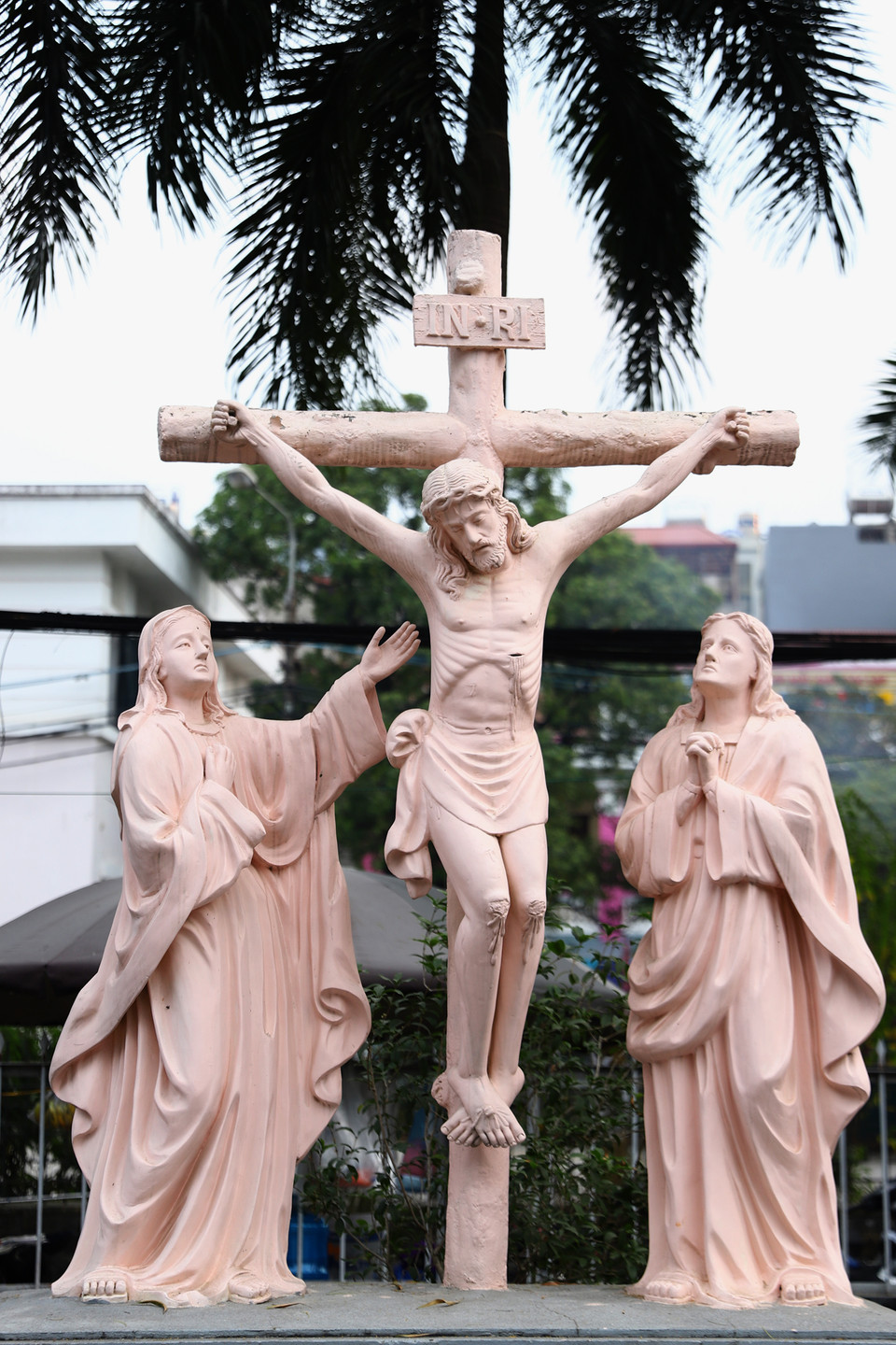 Các bức tượng trong sân sinh hoạt cũng đã được lau chùi sạch sẽ và phủ một lớp sơn mới. (Ảnh: Hoài Nam/Vietnam+)