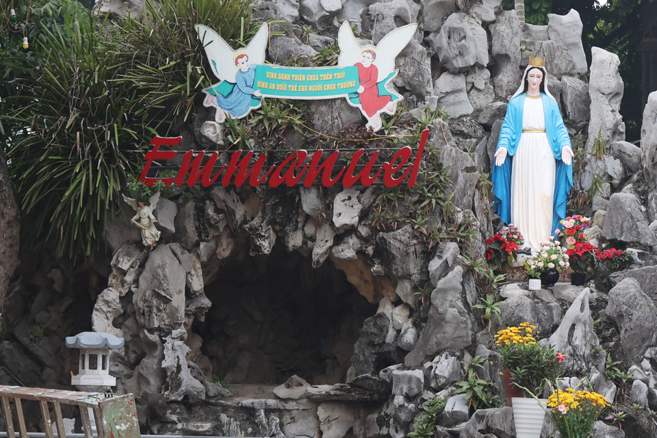 Khu vực làm hang Bê-lem cũng đã được dọn dẹp để chờ xếp tượng và các vật dụng trong hang đá. (Ảnh: Hoài Nam/Vietnam+)