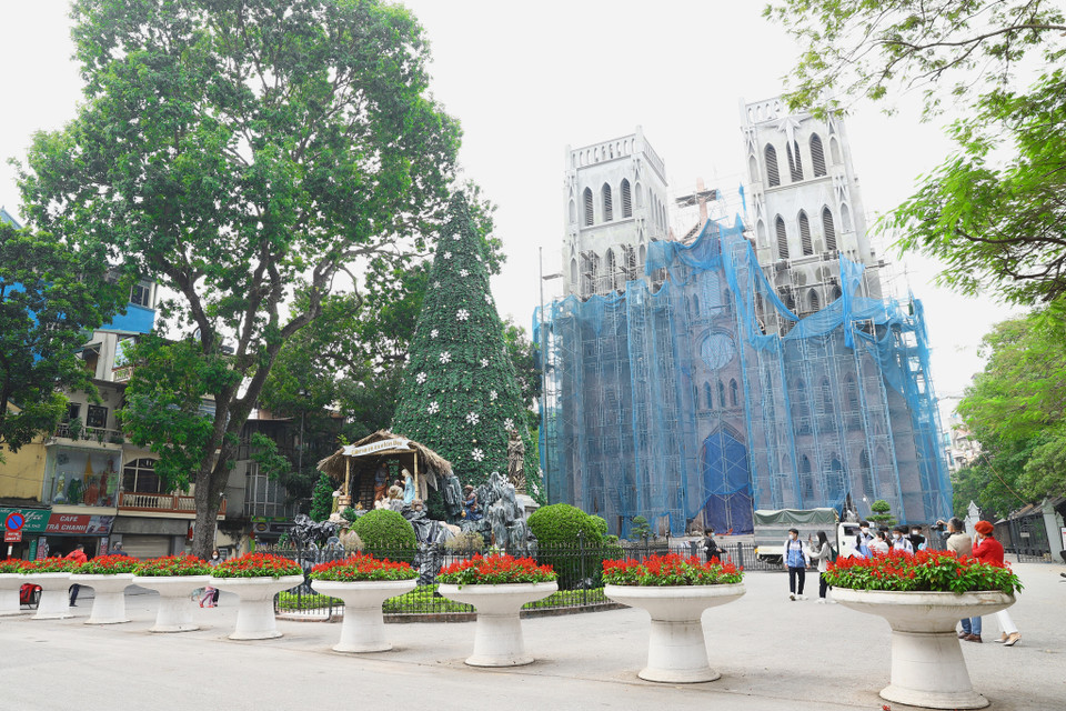 Cứ mỗi độ Giáng sinh cận kề, các nhà thờ tại Hà Nội lại bắt tay vào tu sửa cũng như trang trí khuôn viên để chờ đón đêm linh thiêng và trọng đại nhất của những người Công giáo. (Ảnh: Hoài Nam/Vietnam+)