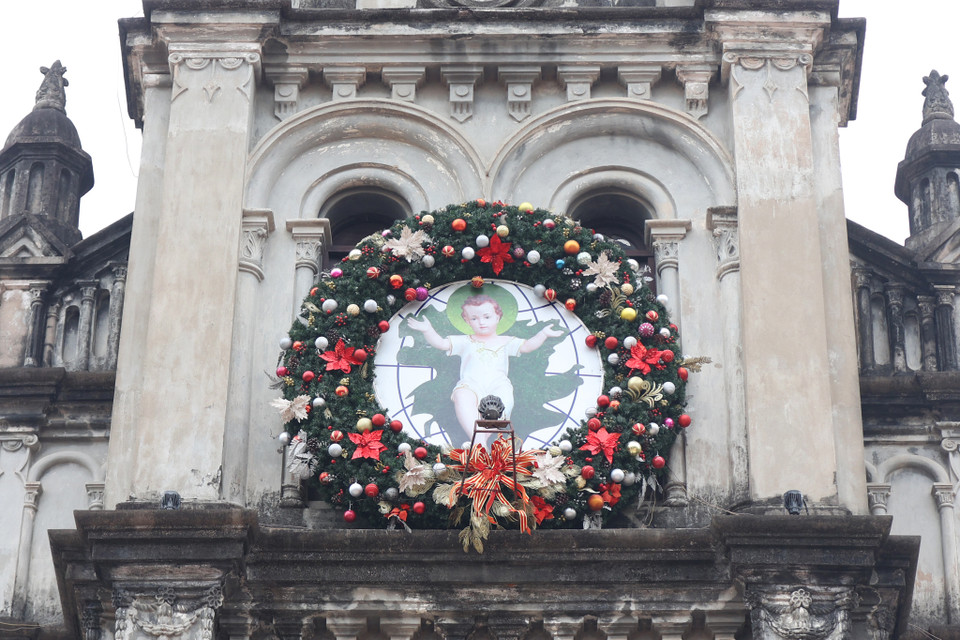 Mỗi nhà thờ có cách trang trí và trưng bày khác nhau nhưng đều có những biểu tượng chung cùa Giáng sinh như cây thông, khu hang đá Bê-lem, vòng nguyệt quế và đèn chiếu sáng. (Ảnh: Hoài Nam/Vietnam+)