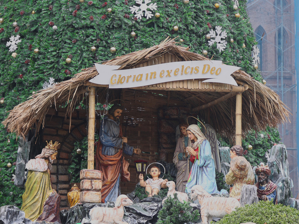 Bên cạnh cây thông là tiểu cảnh chúa Jesus ra đời được tạo dựng với tỷ lệ như người thật. (Ảnh: Hoài Nam/Vietnam+)