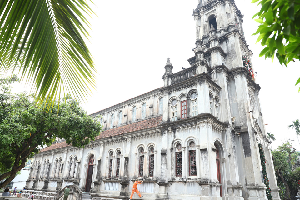 Nhà thờ xây dựng năm 1910, cùng theo thiết kế của kiến trúc tân cổ điển Pháp. Nhà thờ có tương quan hài hoà giữa nhà xứ, nhà phòng với cảnh quan xung quanh. Không gian ở đây rất điển hình cho nông thôn thanh bình Việt Nam. (Ảnh: Hoài Nam/Vietnam+)