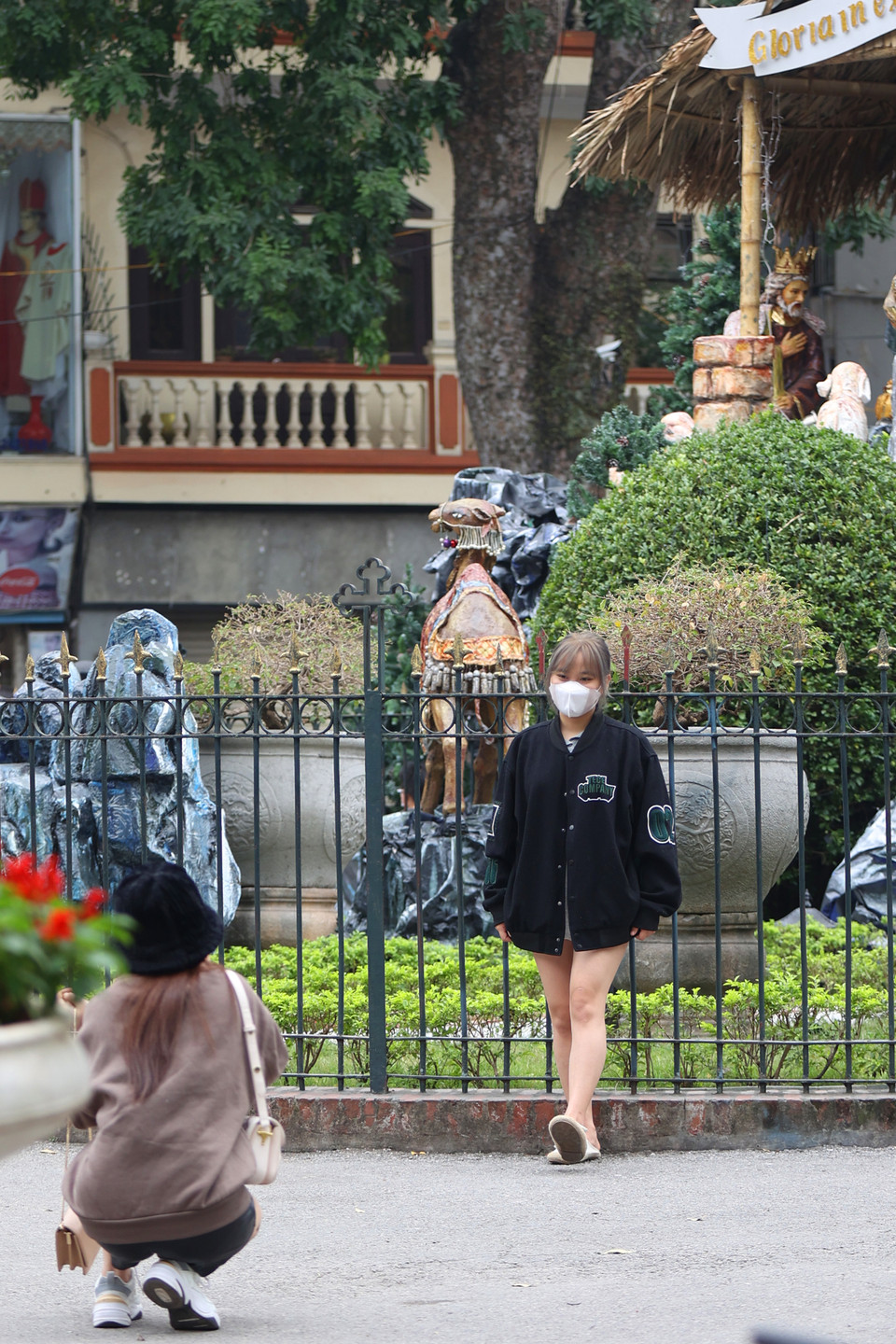 Giáng sinh năm nay Nhà thờ Lớn Hà Nội không tổ chức tại khoảng sân trước do dịch COVID-19 và tu sửa nhưng vẫn có rất nhiều người đến đây. (Ảnh: Hoài Nam/Vietnam+)
