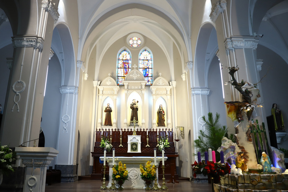 Phía bên trong là Thánh Đường, nơi sẽ tổ chức lễ trong đêm Noel cũng được trang trí lộng lẫy nhưng vẫn mang không khí trang nghiêm và linh thiêng. (Ảnh: Hoài Nam/Vietnam+)