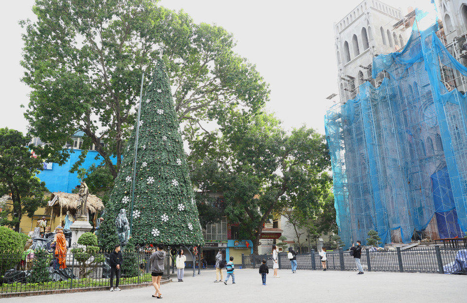 Hằng ngày cứ vào khoảng buổi chiều có rất nhiều bạn trẻ tới đây chụp ảnh. (Ảnh: Hoài Nam/Vietnam+)