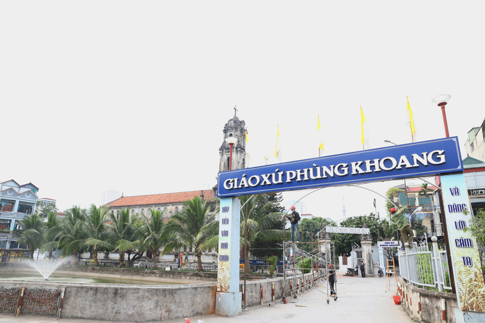 Nhà thờ Phùng Khoang cũng là một trong những nhà thờ lâu đời ở Hà Nội, nơi đây cũng đang tất bật sửa soạn cho dịp lễ Giáng sinh 2021. Nằm cách nhà thờ Lớn khoảng 10km, tuy nơi đây ít du khách ghé qua nhưng năm nào giáo xứ Phùng Khoang cũng chuẩn bị rất chu toàn cho ngày trọng đại. (Ảnh: Hoài Nam/Vietnam+)