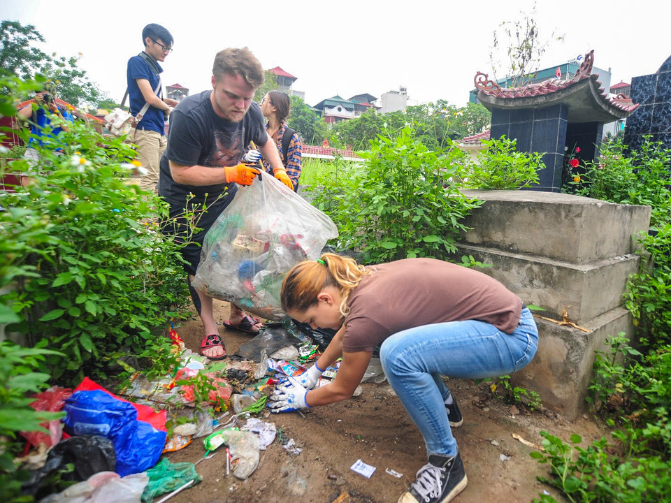 Nghĩa trang tồn tại đã lâu, ít được quan tâm nên lượng rác nhiều khiến các tình nguyện viên phải dọn dẹp rất vất vả. 
