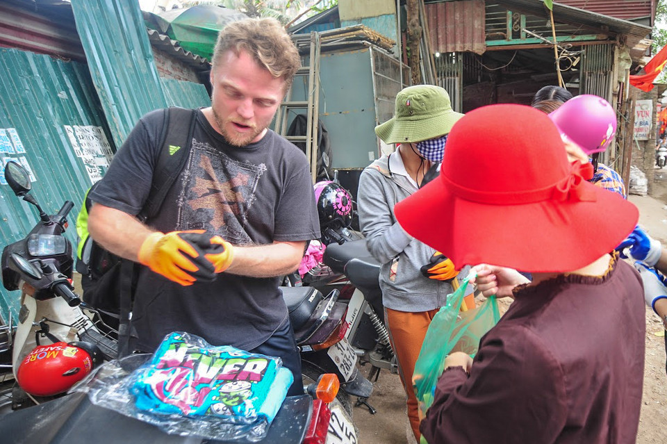 James giúp mọi người chuẩn bị đầy đủ dụng cụ để bắt đầu làm việc bao gồm găng tay bảo hộ, túi nilon, chổi,…