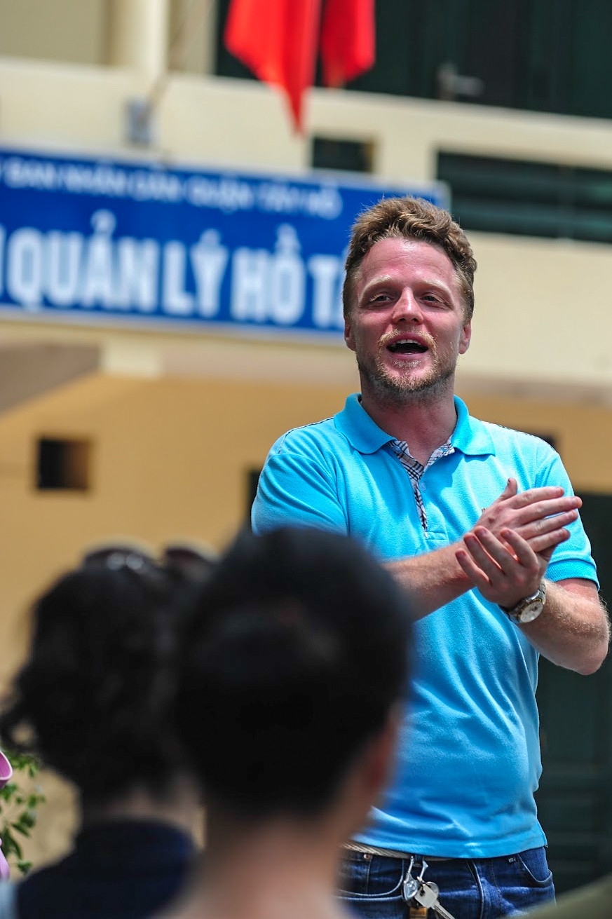 Trong thời gian này, James cùng các tình nguyện viên tập trung dọn dẹp tại tuyến đường Nguyễn Hoàng Tôn cạnh khu đô thị Ciputra.