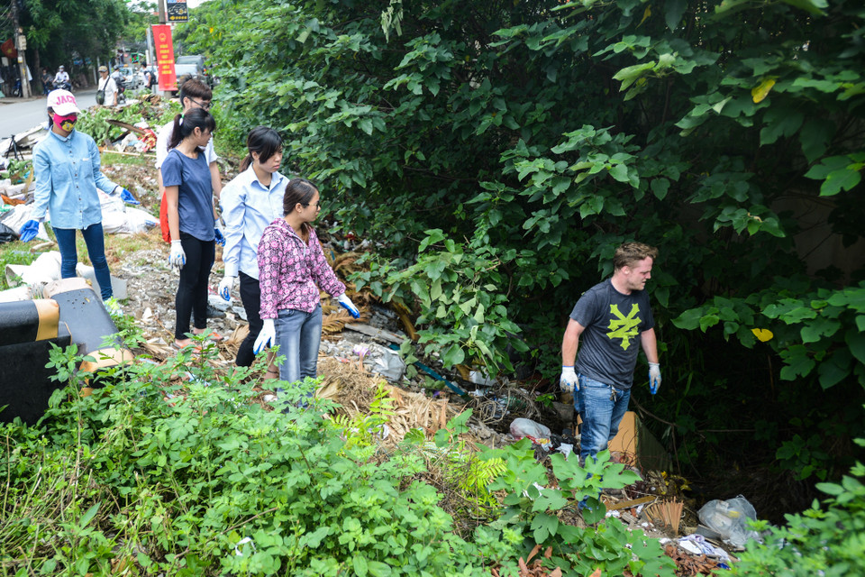 Mỗi cuối tuần, câu lạc bộ Keep Hanoi Clean do James lập ra lại thu dọn rác tại nhiều địa điểm tại Hà Nội.