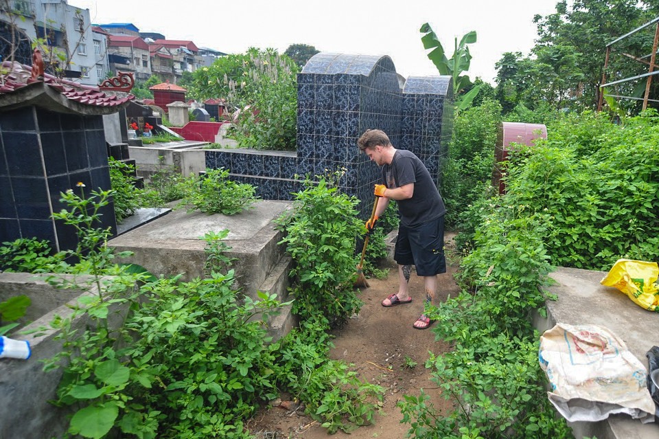 James cho biết, thời gian dọn dẹp của nhóm từ 7 giờ đến 10 giờ sáng, chiều từ 13 giờ 30 đến 17 giờ 30. 