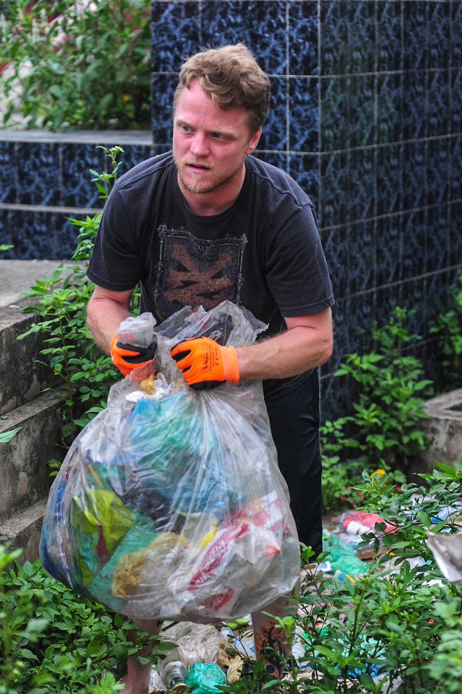 Mục đích của ‘ông Tây’ không đơn thuần chỉ là dọn dẹp rác thải ở các điểm dân cư mà James muốn người dân thay đổi nhận thức về việc để rác đúng nơi, không vứt rác bừa bãi, bảo vệ môi trường.