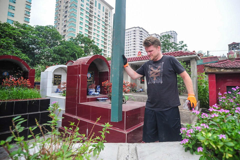 Khu nghĩa trang Xuân Đỉnh được James cùng các bạn mình ưu tiên dọn dẹp đầu tiên. 