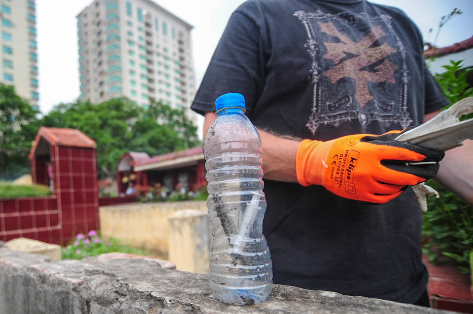 Thậm chí nhóm của James còn thu gom được những bơm kim tiêm đã qua sử dụng, nếu không có găng tay bảo hộ sẽ rất nguy hiểm.