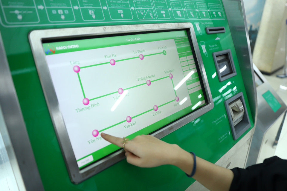Đầu tiên, khách hàng sẽ chọn lộ trình mình mong muốn và ấn xác nhận, nếu thực hiện thao tác quá thời gian quy định, máy bán vé sẽ tự hủy đơn của khách hàng. (Ảnh: Hoài Nam/Vietnam+)